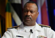 Comandante de EE. UU. a cargo de operaciones cerca de Venezuela anuncia su retirada