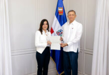 Embajadora Leah Campos presenta copias de estilo al canciller Roberto Álvarez