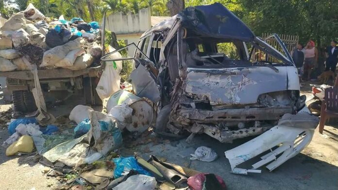 accidente-minibus-la-vega-deja-heridos-entre-estudiantes-63ab9253-focus-0-0-896-504