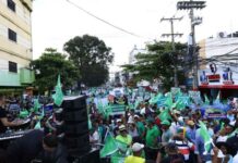 La Fuerza del Pueblo marcha por barrios del DN al ritmo de «esto no lo aguanta nadie»
