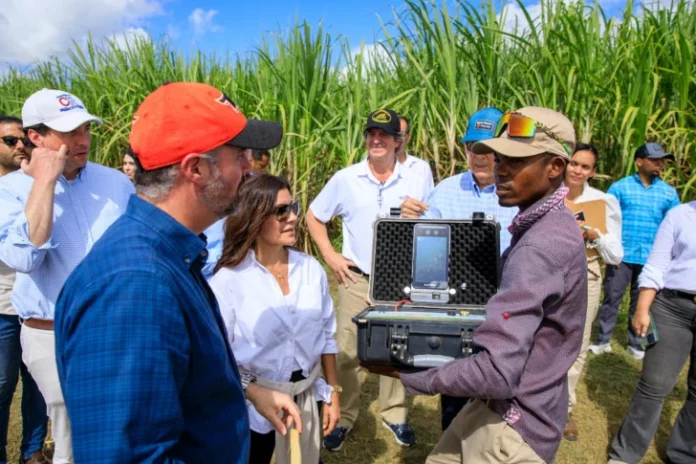 La-embajadora-de-los-Estados-Unidos-pudo-constatar-como-opera-el-sistema-de-registro-biometrico-de-los-trabajadores-agricolas-en-los-campos-de-Central-Romana-728x485