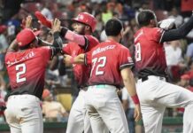Leones se acomodan en el liderato del round robin al extender mal momento de Toros con triunfo 7-2