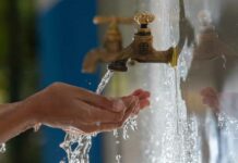 Fuerza del Pueblo rechaza el alza del agua y defiende su carácter de derecho fundamental