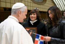 El Papa León XIV bendice a la soprano dominicana Janette Márquez durante su visita a Roma