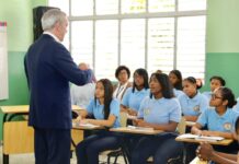 El presidente Luis Abinader imparte clase de Moral y Cívica en el Liceo Germán Martínez Tavárez