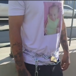 Hombre se encadena en la Procuraduría por muerte de su hija en albergue en Santiago: “Es un abuso”