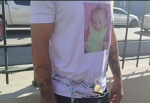 Hombre se encadena en la Procuraduría por muerte de su hija en albergue en Santiago: “Es un abuso”