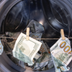 No siempre significó lo que crees: la verdadera historia detrás de “lavar dinero”