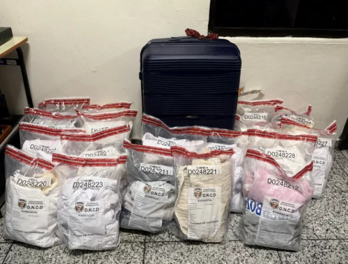 Detienen-en-el-AILA-a-pasajera-con-110-prendas-impregnadas-de-presunta-cocaina-2-728x552