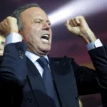 Julio Iglesias demanda a diario español y lo acusa de ‘montaje’ sobre sus abusos sexuales