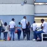 Los empleados públicos trabajan cuatro horas menos y cobran más