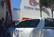 Trasladan varias personas para investigación por tiroteo en Cinema Centro que dejó un muerto y un herido