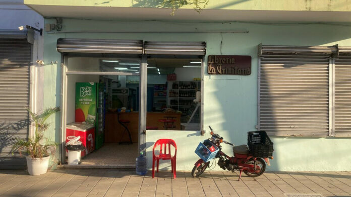 instalan-un-colmado-en-donde-estaba-la-libreria-la-trinitaria-38b0b741-focus-0-0-896-504