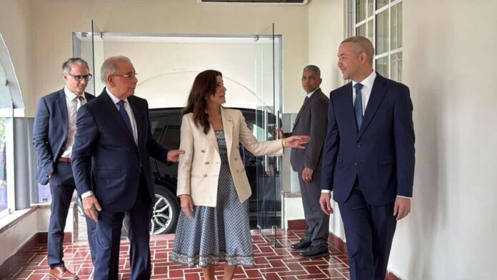 la-embajadora-de-ee-uu--leah-campos-se-reune-con-danilo-medina-858884bc-focus-0-0-896-504