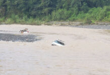 Crecida del río Nizao arrastra vehículos y deja varias comunidades incomunicadas en Rancho Arriba