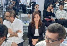 Embajadora de EE.UU. Leah Francis Campos asiste a misa por víctimas del Jet Set