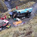 Al menos seis muertos y 15 heridos al despeñarse un autobús en el noroeste de Bolivia