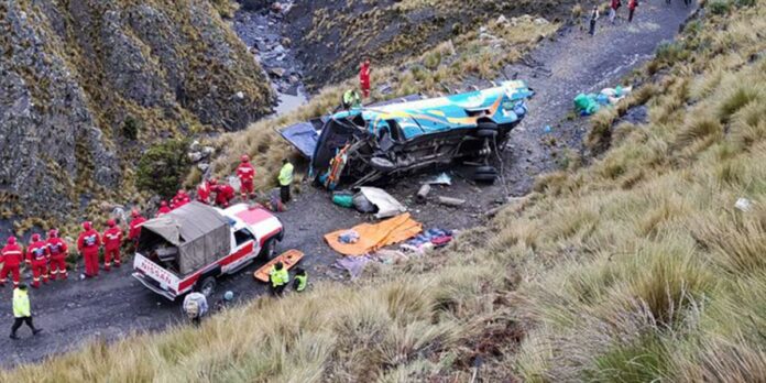 Desgarrador-accidente-de-autobus-en-Bolivia-deja-al-menos-15-personas-fallecidas