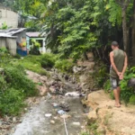 Crecida de cañada mantiene en zozobra a residentes de La Javilla en Villa Mella