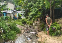 Crecida de cañada mantiene en zozobra a residentes de La Javilla en Villa Mella