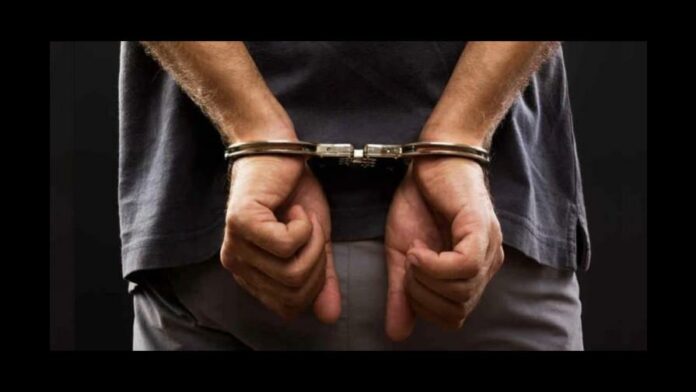 preso-con-esposa-de-espalda-44ecfccc-focus-0-0-896-504