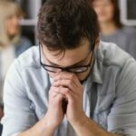 Cansancio social: Por qué muchas personas evitan llamadas y reuniones aunque quieran a sus amigos
