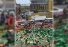 ‘¡Los primeros auxilios!’ Ciudadanos se llevan cajas de cerveza tras accidente de patana en la 27 de Febrero