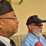 Envían a juicio de fondo al ‘Detective Ángel’ por querella de Faride Raful; acumula múltiples procesos judiciales El comunicador Ángel Martínez Jiménez enfrenta una escalada de acciones legales que lo han llevado incluso a la detención en dos provincias distintas en los últimos días. Mery Ann Escolástico Por Mery Ann Escolástico en 17 horas Envían a juicio de fondo al ‘Detective Ángel’ por querella de Faride Raful; acumula múltiples procesos judiciales El comunicador digital Ángel Martínez Jiménez, conocido en redes sociales por su canal de YouTube «Detective Ángel». ESCUCHAR ESCUCHAR El juez Amaurys Martínez, del Tercer Juzgado de la Instrucción del Distrito Nacional, ordenó el envío a juicio de fondo del proceso seguido contra el comunicador digital Ángel Martínez Jiménez, conocido en redes sociales por su canal de YouTube «Detective Ángel». El magistrado determinó que existen elementos de prueba suficientes para que el caso avance a la siguiente etapa procesal, donde se debatirán a fondo las imputaciones en su contra. El proceso tiene su origen en una querella interpuesta por la ministra de Interior y Policía, Faride Raful, quien acusa al comunicador de difamación e injuria. En el marco de esa causa, el Ministerio Público ya había logrado previamente que el Primer Juzgado de la Instrucción del Distrito Nacional le impusiera medidas de coerción: una garantía económica de RD$500,000 mediante contrato de compañía aseguradora, presentación periódica ante las autoridades e impedimento de salida del país. La decisión llegó tras varios incidentes procesales promovidos por la defensa —incluyendo una recusación rechazada por la Corte de Apelación del Distrito Nacional— que retrasaron el conocimiento de las medidas por varios días. Una acumulación de frentes judiciales Más allá del caso Raful, Martínez Jiménez enfrenta una cadena de procesos que se extiende por distintas jurisdicciones del país. ¡No te pierdas las noticias destacadas de Acento! Suscríbite a nuestro newsletter y recibe las historias más importantes del día. Ingresa tu e-mail Suscríbete Al suscribirse al newsletter acepta nuestros términos y condiciones y política de privacidad. En Valverde (Mao), fue detenido a finales de abril tras una querella del empresario agrícola Arismendy Almonte, quien lo acusa de difamación e injuria. El tribunal le impuso una fianza de un millón de pesos, presentación periódica e impedimento de salida del país. Al no poder cubrir la garantía económica de inmediato, el comunicador permaneció detenido. En Santiago, el ciudadano Anulfo de Jesús Gutiérrez Almonte obtuvo que un tribunal le impusiera medidas de coerción que incluyen grillete electrónico, impedimento de salida del país y presentación periódica ante las autoridades. En el plano civil y penal, los abogados Elín Sepúlveda y Wandy Durán presentaron una querella en su contra por la presunta estafa a una ciudadana por más de 300,000 dólares. A estos casos se suman las acciones legales del exministro de Educación Roberto Fulcar y del diputado Sergio Moya —conocido como «Gory»—, quienes también alegan daños a su honra y reputación como consecuencia de los contenidos difundidos por el comunicador. Un fenómeno digital bajo escrutinio judicial «Detective Ángel» se convirtió en un fenómeno de las redes sociales dominicanas gracias a un formato que combina investigación ciudadana, denuncia pública y entretenimiento. Su canal de YouTube acumuló una audiencia significativa, en parte por la exposición de figuras públicas y casos de corrupción. Sin embargo, ese mismo estilo —caracterizado por señalamientos directos y en ocasiones sin verificación formal— es el que ahora lo sitúa en el centro de múltiples disputas legales. El envío a juicio de fondo en el caso Raful marca un punto de inflexión: por primera vez, uno de sus procesos supera la etapa de instrucción y se encamina hacia un debate oral donde deberán probarse o desvirtuarse las acusaciones en su contra. Lee más en Acento.com.do Audiencia clave hoy contra ‘Detective Ángel Martínez’: la ministra Raful mantiene su querella por difamación ante el juez | Acento MIRA TAMBIÉN Fallece la periodista dominicana Yolaine Díaz y su madre en incendio de edificio en Nueva York Con 300 mil pesos, ¿a dónde voy?»: los que quedan atrás en la recuperación del Ozama EN ESTA NOTA Caso «Detective Ángel» Difamación Ministra Faride Raful Mery Ann Escolástico Periodista Ganadora de Historias de Reciclaje – Premio Mundo sin Residuos al Periodismo 2020-2021. Autora del libro de poemas “Desahogando mis deseos”. Periodista, Fotoperiodista, Corresponsal de Eventos, Abogada y Docente en UNAPEC. Ver más Compartir esta nota WhatsApp Facebook VER COMENTARIOS Sigue todas las noticias de Acento en Google News Sigue todas las noticias de Acento en WhatsApp Lo más leído Precio del dólar hoy en República Dominicana; sábado 2 de mayo de 2026 Precio del dólar hoy en República Dominicana; sábado 2 de mayo de 2026 Treinta años después del “crimen del siglo”, Domínguez Brito vuelve a la pregunta que no lo suelta: “¿por qué 34 puñaladas a un niño?” Treinta años después del “crimen del siglo”, Domínguez Brito vuelve a la pregunta que no lo suelta: “¿por qué 34 puñaladas a un niño?” Educación, competitividad y Meta RD 2036: la transformación profunda que el país necesita Precio del dólar hoy en República Dominicana; domingo 3 de mayo de 2026 Precio del dólar hoy en República Dominicana; domingo 3 de mayo de 2026 ¿Qué se celebra hoy en el mundo? Efemérides del 4 de mayo ¿Qué se celebra hoy en el mundo? Efemérides del 4 de mayo SANTO DOMINGO AHORA PRONÓSTICO DE HOY Min: –° Max:–° 25° Sensación: 26° Humedad: 88% PRONÓSTICO DE HOY Min: –° Max: –° PRONÓSTICO DE HOY Min:23° | Max:30° Viento: 0 m/s (N) 11 PM PRONÓSTICO DE HOY Min: –° Max: –° 25° 2 AM PRONÓSTICO DE HOY Min: –° Max: –° 25° 5 AM PRONÓSTICO DE HOY Min: –° Max: –° 23° 8 AM PRONÓSTICO DE HOY Min: –° Max: –° 24° Ver pronóstico del tiempo extendido Actualizado: 11:19 PM Síguenos en nuestras redes Últimas noticias 9:38 PM La falsa inclusión: estar dentro no significa pertenecer 9:30 PM Abinader recibirá este miércoles llama de los Juegos Centroamericanos y del Caribe 9:09 PM La Casona de APEC acoge la exposición “Luces y Energías” de la artista Ángela de León 9:08 PM La discapacidad no es lo que crees: el concepto que está cambiando la conversación 9:00 PM Claro Dominicana concentra premios de velocidad, pero persisten retos en competencia y acceso Ver más en Últimas Noticias Sigue leyendo Ver más en actualidad
