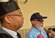 Envían a juicio de fondo al ‘Detective Ángel’ por querella de Faride Raful; acumula múltiples procesos judiciales El comunicador Ángel Martínez Jiménez enfrenta una escalada de acciones legales que lo han llevado incluso a la detención en dos provincias distintas en los últimos días. Mery Ann Escolástico Por Mery Ann Escolástico en 17 horas Envían a juicio de fondo al ‘Detective Ángel’ por querella de Faride Raful; acumula múltiples procesos judiciales El comunicador digital Ángel Martínez Jiménez, conocido en redes sociales por su canal de YouTube «Detective Ángel». ESCUCHAR ESCUCHAR El juez Amaurys Martínez, del Tercer Juzgado de la Instrucción del Distrito Nacional, ordenó el envío a juicio de fondo del proceso seguido contra el comunicador digital Ángel Martínez Jiménez, conocido en redes sociales por su canal de YouTube «Detective Ángel». El magistrado determinó que existen elementos de prueba suficientes para que el caso avance a la siguiente etapa procesal, donde se debatirán a fondo las imputaciones en su contra. El proceso tiene su origen en una querella interpuesta por la ministra de Interior y Policía, Faride Raful, quien acusa al comunicador de difamación e injuria. En el marco de esa causa, el Ministerio Público ya había logrado previamente que el Primer Juzgado de la Instrucción del Distrito Nacional le impusiera medidas de coerción: una garantía económica de RD$500,000 mediante contrato de compañía aseguradora, presentación periódica ante las autoridades e impedimento de salida del país. La decisión llegó tras varios incidentes procesales promovidos por la defensa —incluyendo una recusación rechazada por la Corte de Apelación del Distrito Nacional— que retrasaron el conocimiento de las medidas por varios días. Una acumulación de frentes judiciales Más allá del caso Raful, Martínez Jiménez enfrenta una cadena de procesos que se extiende por distintas jurisdicciones del país. ¡No te pierdas las noticias destacadas de Acento! Suscríbite a nuestro newsletter y recibe las historias más importantes del día. Ingresa tu e-mail Suscríbete Al suscribirse al newsletter acepta nuestros términos y condiciones y política de privacidad. En Valverde (Mao), fue detenido a finales de abril tras una querella del empresario agrícola Arismendy Almonte, quien lo acusa de difamación e injuria. El tribunal le impuso una fianza de un millón de pesos, presentación periódica e impedimento de salida del país. Al no poder cubrir la garantía económica de inmediato, el comunicador permaneció detenido. En Santiago, el ciudadano Anulfo de Jesús Gutiérrez Almonte obtuvo que un tribunal le impusiera medidas de coerción que incluyen grillete electrónico, impedimento de salida del país y presentación periódica ante las autoridades. En el plano civil y penal, los abogados Elín Sepúlveda y Wandy Durán presentaron una querella en su contra por la presunta estafa a una ciudadana por más de 300,000 dólares. A estos casos se suman las acciones legales del exministro de Educación Roberto Fulcar y del diputado Sergio Moya —conocido como «Gory»—, quienes también alegan daños a su honra y reputación como consecuencia de los contenidos difundidos por el comunicador. Un fenómeno digital bajo escrutinio judicial «Detective Ángel» se convirtió en un fenómeno de las redes sociales dominicanas gracias a un formato que combina investigación ciudadana, denuncia pública y entretenimiento. Su canal de YouTube acumuló una audiencia significativa, en parte por la exposición de figuras públicas y casos de corrupción. Sin embargo, ese mismo estilo —caracterizado por señalamientos directos y en ocasiones sin verificación formal— es el que ahora lo sitúa en el centro de múltiples disputas legales. El envío a juicio de fondo en el caso Raful marca un punto de inflexión: por primera vez, uno de sus procesos supera la etapa de instrucción y se encamina hacia un debate oral donde deberán probarse o desvirtuarse las acusaciones en su contra. Lee más en Acento.com.do Audiencia clave hoy contra ‘Detective Ángel Martínez’: la ministra Raful mantiene su querella por difamación ante el juez | Acento MIRA TAMBIÉN Fallece la periodista dominicana Yolaine Díaz y su madre en incendio de edificio en Nueva York Con 300 mil pesos, ¿a dónde voy?»: los que quedan atrás en la recuperación del Ozama EN ESTA NOTA Caso «Detective Ángel» Difamación Ministra Faride Raful Mery Ann Escolástico Periodista Ganadora de Historias de Reciclaje – Premio Mundo sin Residuos al Periodismo 2020-2021. Autora del libro de poemas “Desahogando mis deseos”. Periodista, Fotoperiodista, Corresponsal de Eventos, Abogada y Docente en UNAPEC. Ver más Compartir esta nota WhatsApp Facebook VER COMENTARIOS Sigue todas las noticias de Acento en Google News Sigue todas las noticias de Acento en WhatsApp Lo más leído Precio del dólar hoy en República Dominicana; sábado 2 de mayo de 2026 Precio del dólar hoy en República Dominicana; sábado 2 de mayo de 2026 Treinta años después del “crimen del siglo”, Domínguez Brito vuelve a la pregunta que no lo suelta: “¿por qué 34 puñaladas a un niño?” Treinta años después del “crimen del siglo”, Domínguez Brito vuelve a la pregunta que no lo suelta: “¿por qué 34 puñaladas a un niño?” Educación, competitividad y Meta RD 2036: la transformación profunda que el país necesita Precio del dólar hoy en República Dominicana; domingo 3 de mayo de 2026 Precio del dólar hoy en República Dominicana; domingo 3 de mayo de 2026 ¿Qué se celebra hoy en el mundo? Efemérides del 4 de mayo ¿Qué se celebra hoy en el mundo? Efemérides del 4 de mayo SANTO DOMINGO AHORA PRONÓSTICO DE HOY Min: –° Max:–° 25° Sensación: 26° Humedad: 88% PRONÓSTICO DE HOY Min: –° Max: –° PRONÓSTICO DE HOY Min:23° | Max:30° Viento: 0 m/s (N) 11 PM PRONÓSTICO DE HOY Min: –° Max: –° 25° 2 AM PRONÓSTICO DE HOY Min: –° Max: –° 25° 5 AM PRONÓSTICO DE HOY Min: –° Max: –° 23° 8 AM PRONÓSTICO DE HOY Min: –° Max: –° 24° Ver pronóstico del tiempo extendido Actualizado: 11:19 PM Síguenos en nuestras redes Últimas noticias 9:38 PM La falsa inclusión: estar dentro no significa pertenecer 9:30 PM Abinader recibirá este miércoles llama de los Juegos Centroamericanos y del Caribe 9:09 PM La Casona de APEC acoge la exposición “Luces y Energías” de la artista Ángela de León 9:08 PM La discapacidad no es lo que crees: el concepto que está cambiando la conversación 9:00 PM Claro Dominicana concentra premios de velocidad, pero persisten retos en competencia y acceso Ver más en Últimas Noticias Sigue leyendo Ver más en actualidad