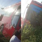 Autobús impacta varios vehículos y se estrella contra poste en la autopista Duarte