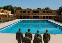 Cadete murió tras entrar a piscina de academia militar para buscar una botella de agua