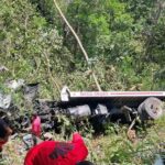 Mueren dos hombres al caer camión grúa por precipicio en carretera La Vega-Jarabacoa