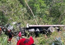 Mueren dos hombres al caer camión grúa por precipicio en carretera La Vega-Jarabacoa