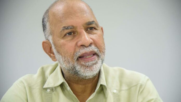 eduardo-hidalgo-asociacion-dominicana-de-profesores01-focus-0-0-896-504