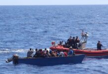Arrestan dos dominicanos por contrabando 64 migrantes a PR