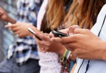Lo que los celulares estarían provocando en las aulas, según un académico