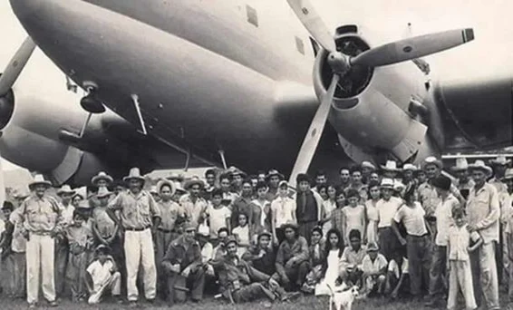 Los-expedicionarios-en-el-avion.jpeg