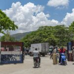 DNI entrega a la Policía Nacional a dos dominicanos buscados por asesinato que estaban prófugos en Haití