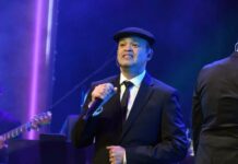 El equipo de cantante Alex Bueno solicita oraciones por su salud y recuperación