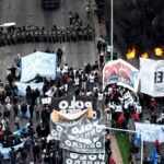 Centrales obreras argentinas vuelven a las calles por jubilados y contra ajustes de Milei