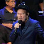 Rubén Blades inaugura su gira española en Sevilla reuniendo banderas de todo el mundo
