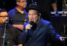 Rubén Blades inaugura su gira española en Sevilla reuniendo banderas de todo el mundo