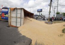 Camión cargado de maíz se vuelca e impacta autobús con 12 pasajeros en la autopista Duarte