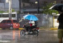 Una onda tropical provocará lluvias, tronadas y ráfagas de viento este domingo