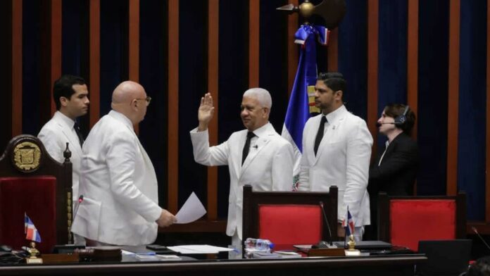 ricardo-de-los-santos-asume-de-nuevo-como-presidente-del-senado-1b5cd9f3-focus-0-0-896-504