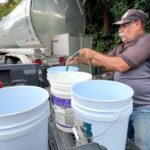 Habitantes de Puerto Rico buscan agua mientras la sequía obliga al racionamiento