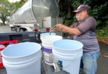 Habitantes de Puerto Rico buscan agua mientras la sequía obliga al racionamiento