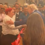 Trump abraza dominicana cuyo niño fue asesinado en El Bronx