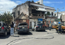 Incendio en la Zona Colonial deja a familia de cuatro sin hogar y varios vehículos calcinados