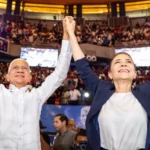 Carolina Mejía presenta a Ricardo de los Santos como su jefe de campaña